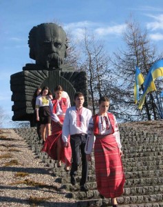 Шкільна молодь біля пам’ятника Шевченкові. Фото авторки статті