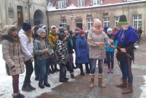 Діти з України біля замку у Свідвині. Фото авторки статті