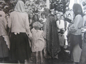 Греко-католицьке богослужіння у В’язівниці, імовірно 1942–1943 рр., служить незнаний священик