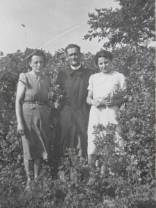 Священик з В’язівниці з жінкою та опікункою дитячого садка Богуславою Палковою, 1942–1943 рр.