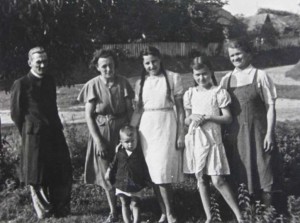 В’язівниця, зліва священик, його жінка, посередині Б. Палкова, діти священика, справа служниця