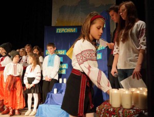 Учасники дитячого свята у Ґіжицьку віддали честь героям, що загинули у боротьбі за незалежну Україну. Фото автора статті