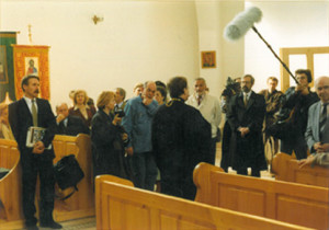 Na Łemkowszczyznie Jacek Kuroń odwiedził prawosławną cerkiew w Krynicy. Foto z archiwum ZŁ