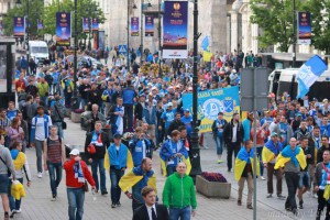 Українські вболівальники йдуть вулицями польської столиці. Фото Віталія Тукала