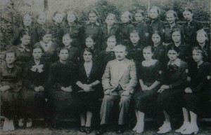 Випускниці Перемиської гімназії (1937–1938). Оля Ільків у третьому ряду четверта зліва. Фото з архіву О. Ільків