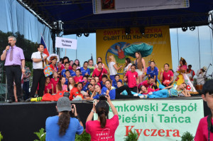 На сцені діти з Тайвану. Промовляє організатор фестивалю Ю. Старинський