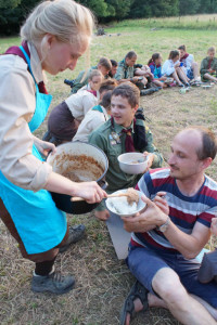 Спільна вечеря в таборі в Куляшному