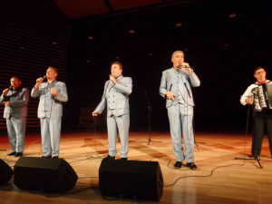 Київський гурт «Гетьман» на сцені ольштинської філармонії. Фото автора статті