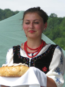 Оксана Баюс із Гладишева хлібом-сіллю вітає учасників зиндранівського свята традиції. Фото автора статті