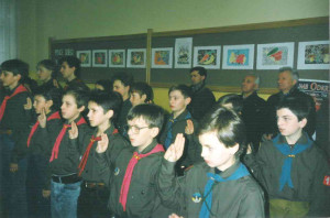 Пластуни-юнаки складають присягу у Слупську (‘90-ті роки). Фото з пластового архіву