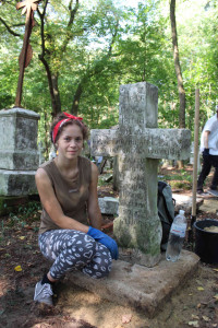 Студентка Олена Ганчевська біля хреста Євдокії Онишко, чи не найдавнішого на суховольському кладовищі. Фото автора статті