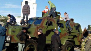 У День захисника України діти знаходили розвагу у військовій техніці. Фото авторки статті