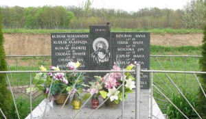▲ Місце похорону і пам’ятник українським жертвам села Дібчі, знищеного депортаціями, які улаштував уряд РП. Фото автора статті