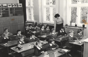 Стефанія Яворницька під час уроку у Новоґроді-Бобжанському (70-ті роки). Фото з приватного архіву