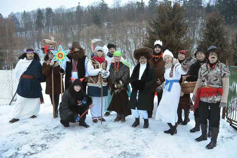 Члени Ансамблю пісні і танцю «Ослав’яни» під час торішнього колядування в Мокрому та Морохові. Фото з архіву ансамблю
