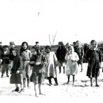 Школярі з Новиці (період окупації) під час перерви, босі, хоч на землі сніг.