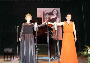 ▲ Ольга Пасічник (справа) та Наталя Ревакович після концерту. Фото Ігоря Горківа