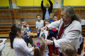 Діти суботньої школи під час зустрічі з казкарем Сашком Лірником. Фото автора статті