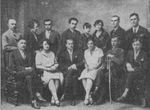 ◄ Групове фото членів УСГ у Варшаві, у центрі сидить Микола Лівицький, 1931 р. фото з Центрального державного архіву зарубіжної україніки.