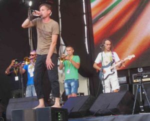 Сергій Жадан та гурт «Собаки в Космосі» на фестивалі «Захід 2013». Фото з Вікіпедії