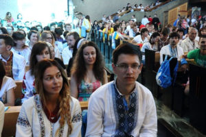 Українська молодь під час літургії.