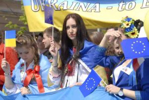 Молоді хочуть України без війни, з розумною владою і нормальними зарплатами. Тому підтримують європейський розвиток держави. На фото українські учасники «Параду Шумана» у Варшаві. Фото автора статті
