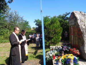 Отці Стефан Батрух та Іван Тарапацький моляться біля оскверненого пам’ятника у Білостоці.