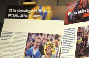▲ Приводом для дискусії про українську незалежність стала виставка «25 років незалежної України! Україна, яку ми не знаємо».