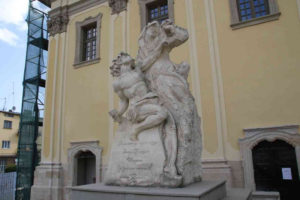  Пам’ятник скульптору Іоанну Пінзелю перед бучацькою ратушею.