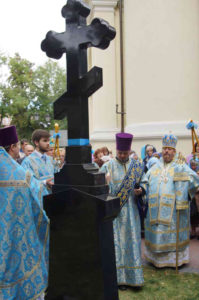 ▲ Хрест-пам’ятник Михайлу Грушевському освятили люблинський і холмський архиєпископ Авель (праворуч) разом з перемиським і горлицьким єпископом Паїсієм.