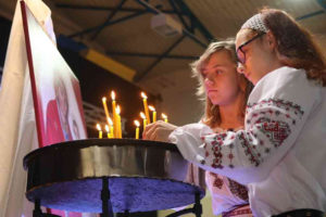  ▲ Запалення свічок – знак молитовної спільноти.