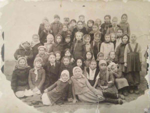 Кримськотатарські діти на спецпоселенні, Самаркандська область, Узбекистан, 1947 рік. Фото сім’ї Джелялових.