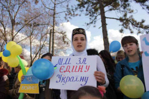  <strong>Мітинґ за мир. Бахчисарай, Крим, Україна, березень 2014.</strong> Автор — Зеніфе Сейдамет