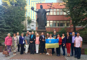 <strong>Ґданщани зібралися відзначати свято України біля монументу Володимира Великого.</strong> Фото з приватного архіву Єлисавети Кремінської