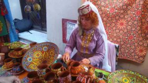  <strong>Марина Курукчі веде показ з декорування кримсько-татарської кераміки.</strong> Фото авторки статті