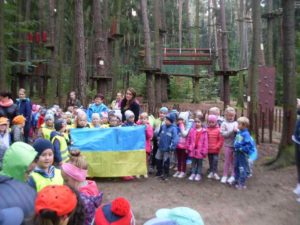 Діти з великою пошаною тримали протягом усього заходу український прапор з підписами воїнів, які відстоюють справи України на Донбасі і Луганщині