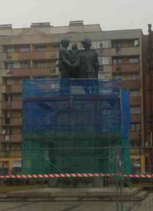 ▲ Монумент польсько-радянської дружби, символ поневолення Польщі на кілька хвилин перед поваленням. Фото автора статті