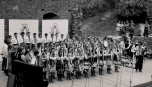 Художній колектив «Думка» на сцені ольштинського амфітеатру(70-ті роки). Фото з приватного архіву авторки статті