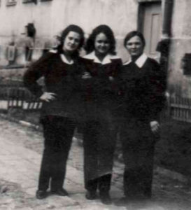 Три подруги (зліва направо): Оля Цьомкало, Марійка Мандрик та Тереза Врубель перед будинком ліцею. Фото з приватного архіву авторки статті